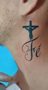 tatuagem com a frase fé no pescoço