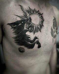 tatuagem de lobo no peitoral