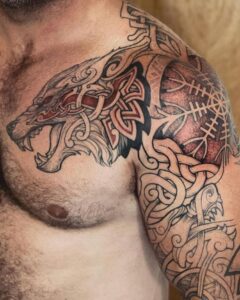 tatuagens de lobo celta no ombro 