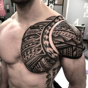 tatuagem maori no peito masculino