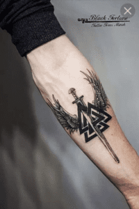 tatuagem viking no braco masculino