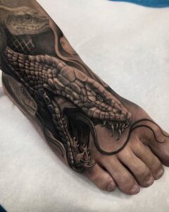 tatuagem de cobra no pé