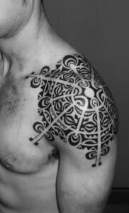 Tatuagem maori no ombro masculina 