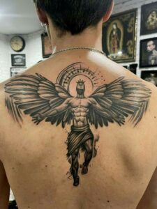 tatuagem de anjo nas costas masculina