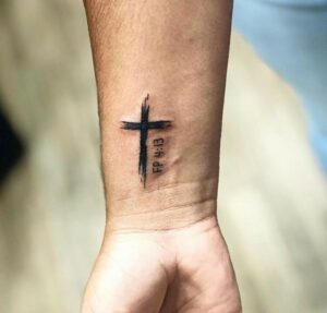 tatuagem no pulso masculino cruz