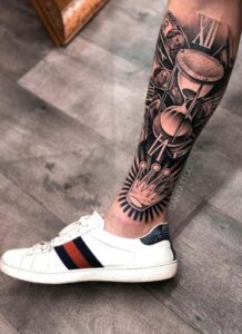 tatuagem preto e branco na canela masculina