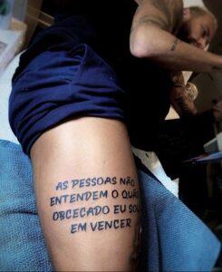 tatuagem na coxa masculina futebol