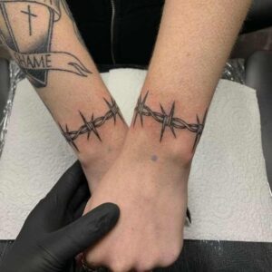 tatuagem de arame farpado no pulso