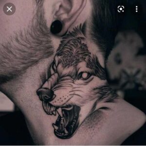 tatuagem do lobo no pescoço masculino