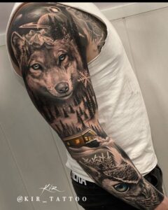 tatuagem de lobo no braço fechado