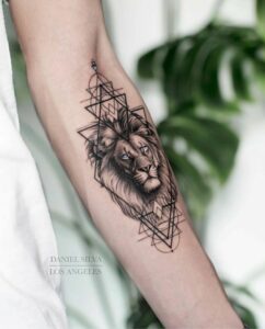 TATUAGEM DE LEAO geometrica