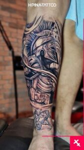 tatuagem de gladiador na canela masculina