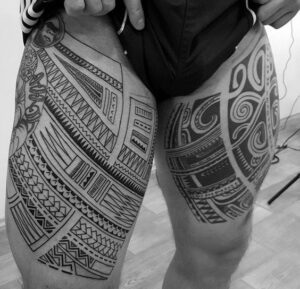 tatuagem maori na coxa masculina 