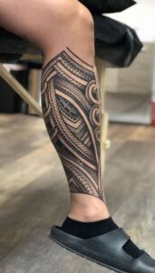 tatuagem maori na canela masculina