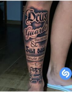 tatuagem frases na canela masculina