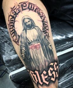 tatuagem da virgem maria na coxa masculina