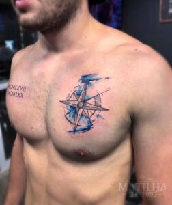 tatuagem pequena no peito masculino