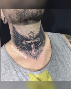 tatuagem de asa no pescoço