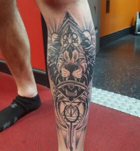 tatuagem de leao na canela masculina