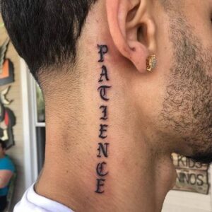 tatuagem patience no pescoço