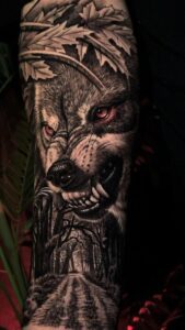 tatto de lobo no antebraço 