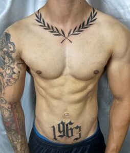 tatuagem de data na cintura masculina