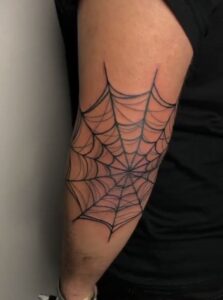 tatuagem de teia de aranha no braço