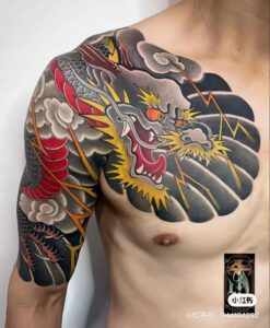 tatuagem de dragão no preito colorido masculino