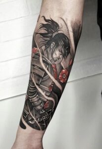 tatuagem oriental de samurai no braço