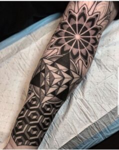 tatuagem com formas geometricas