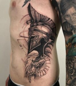 tatuagem gladiador na costela 