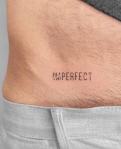 tattoo de frase na virilha masculina