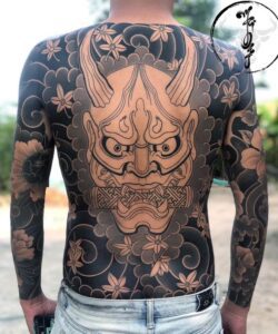 tatuagem demonio oriental nas costas