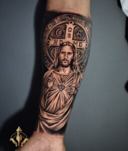 tatuagem de cristo no antebraço