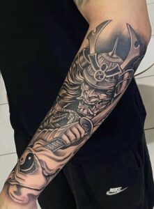 tatuagem de samurai no antebraço masculino