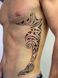 tatuagem maori na costela masculina