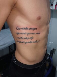 tatuagem na costela masculina frases 