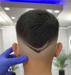 Corte em v masculino com risco 