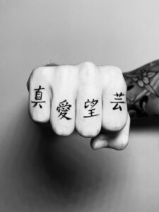 tatuagem oriental no dedo masculino