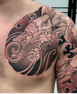 tatuagem oriental carpa no braço
