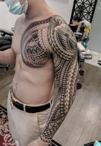 tatuagem maori no braço fechado