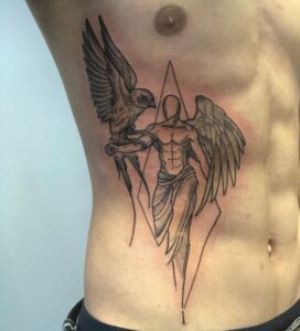 tatuagem de anjo na costela masculina 