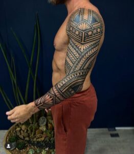 tatuagem maori no braço