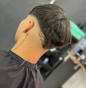 corte de cabelo em v masculino com risco na lateral