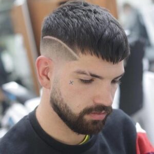 risco na sobrancelha e no cabelo masculino