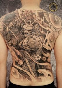 tatuagem nas costas fechada oriental