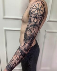 tatuagem nordica de odin no braço