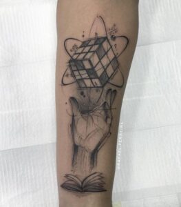 tatuagem minimalista masculina no antebraço 