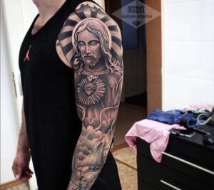 tatuagem de jesus braço fechado 