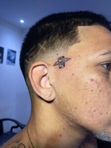 tatuagem pequena no rosto masculino